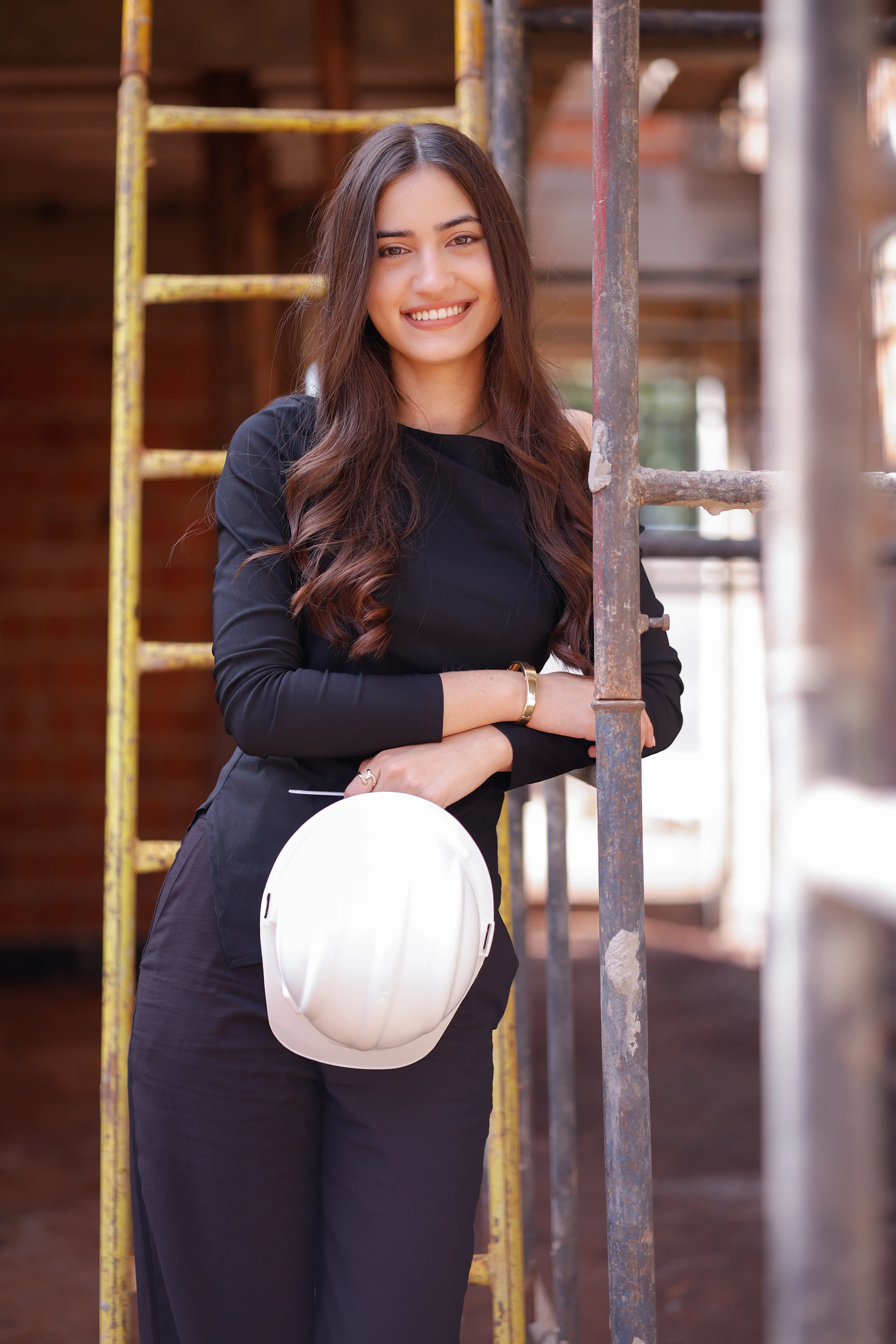 Luana Borelli, Arquiteta e Urbanista, com planta na mão em obra – Dourados MS